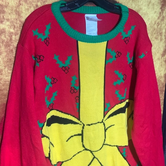 FORUM NOVELTIES INC.-men’s red long sleeve crewneck ‘ALL WRAPED UP SWEATER’ - Picture 3 of 10